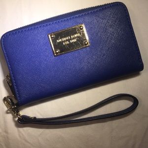 Michael Kors Wristlet/Wallet clutch NWOT